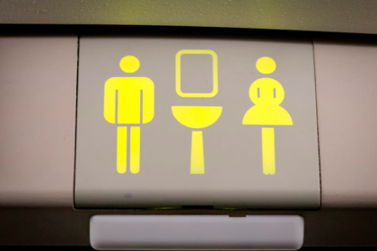Придуман способ избавиться от очередей в туалеты самолета
