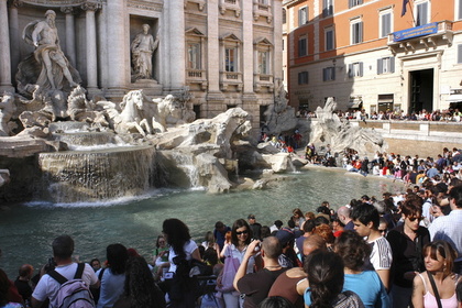 Туристы бросили в римский фонтан Треви 1,4 миллиона евро за год