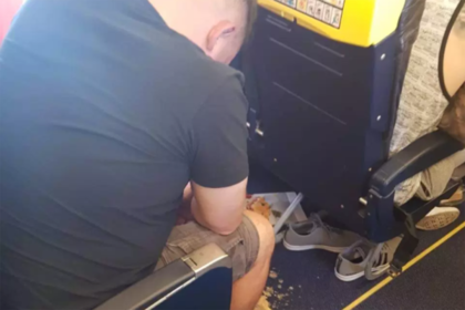 Пьяный турист попытался открыть аварийный выход и загадил салон самолета