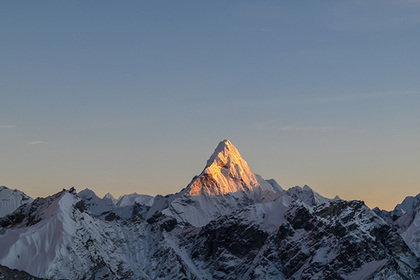 Десятки альпинистов пострадали при покорении Эвереста