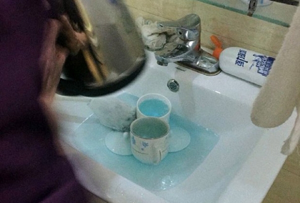 Сотрудницу отеля в Пекине уволили за чистку посуды туалетной щеткой