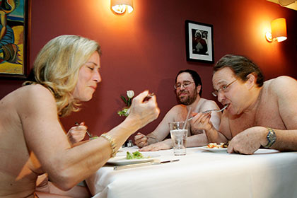 Первые посетители ресторана для нудистов поделились впечатлениями