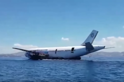 На турецком курорте для привлечения туристов затопили самолет