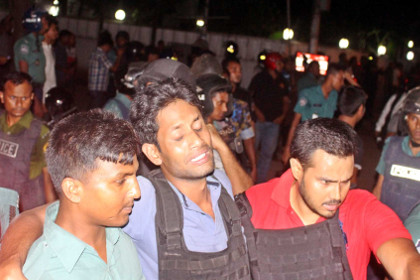 Полиция провела штурм захваченного террористами ресторана в Дакке