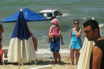 Пенсионер на машине врезался в толпу туристов на турецком пляже