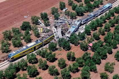 СМИ сообщили о выжившем машинисте одного из столкнувшихся в Италии поездов