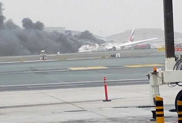 В аэропорту Дубая после посадки загорелся пассажирский Boeing 777 