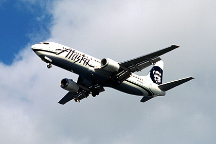 Самолет Alaska Airlines прервал полет из-за пытавшегося открыть дверь пассажира