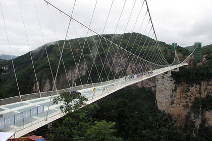 Самый длинный стеклянный мост закрыли для посетителей