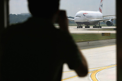 Десятки человек пострадали из-за задымления на борту британского самолета