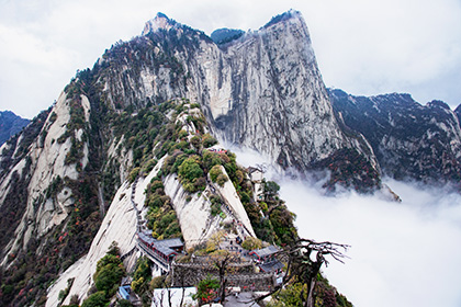 Сотни туристов застряли на священной горе в Китае