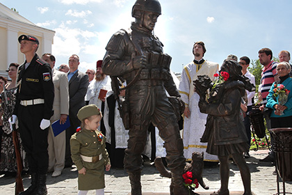 Итальянские депутаты у памятника «Вежливым людям» прокричали «Viva Crimea!»