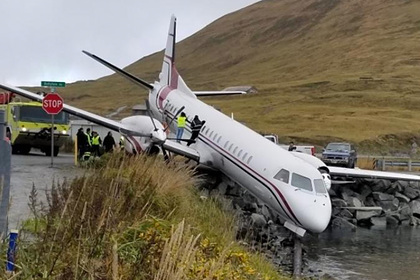 Пассажирский самолет выкатился за пределы посадочной полосы и повис над водой