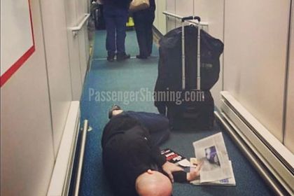 Пассажир самолета пренебрег гигиеной в ожидании рейса и ужаснул туристов