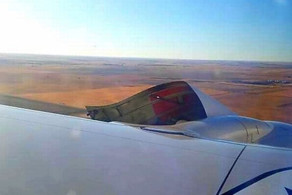 Обшивка двигателя авиалайнера оторвалась во время полета