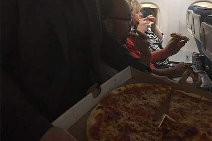 Сердобольный пилот заказал пиццу застрявшим на борту пассажирам