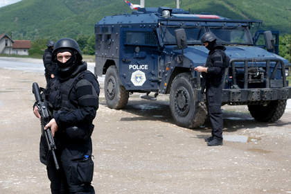 Косовские полицейские во время рейда растеряли секретные документы