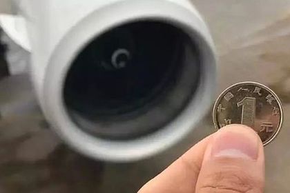 Пассажир бросил монеты в двигатель самолета на удачу и пошел под суд
