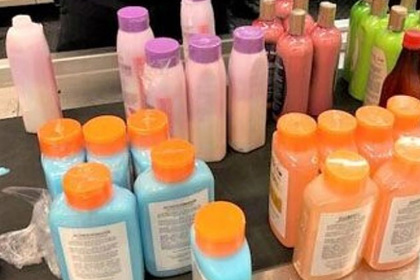 Пассажира с 24 бутылками «кокаинового шампуня» задержали в аэропорту
