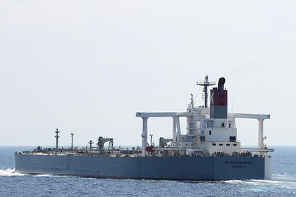 Китайский танкер сменил имя и уплыл от санкций США