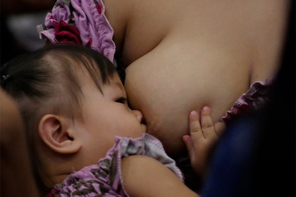 Просьба прикрыть грудь во время кормления ребенка в самолете разгневала мать