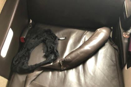 Оставленные на кресле самолета грязные трусы вывели из себя пассажирку