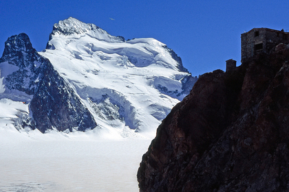 Массовые лавины в Альпах унесли жизни десяти человек