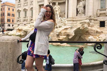 Туристка пустилась на поиски незнакомцев по миру из-за случайной сцены на фото