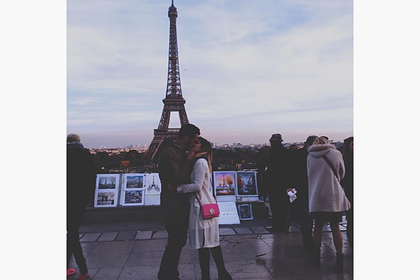 Туристка целовалась с незнакомцами ради эффектных фото и прославилась