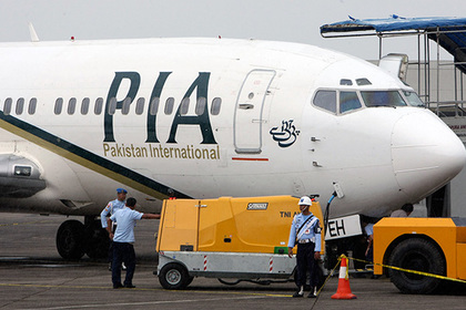 Поврежденный сильным ветром пакистанский самолет избежал авиакатастрофы