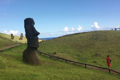 Любителей селфи обвинили в «неуважительных» позах со статуями на острове Пасхи