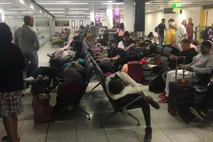 Засорившиеся туалеты самолета вынудили туристов ночевать на полу в аэропорту
