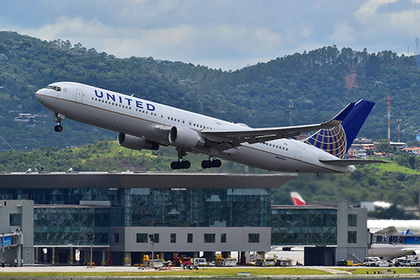 Бортпроводник United Airlines обвинил пассажира-гея в домогательствах к сыну