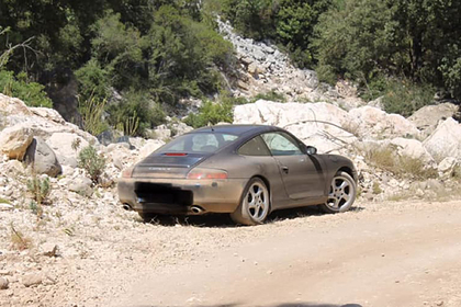 Туристы на Porsche доверились навигатору на пути к секретному пляжу и застряли