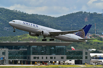 Пассажира United Airlines арестовали за домогательства к 16-летней девочке