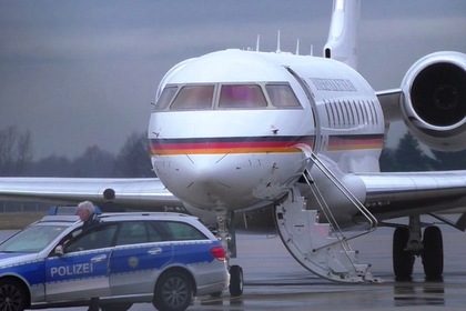 В самолет Меркель врезался неуправляемый автомобиль