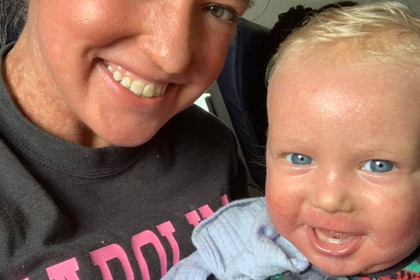 Мать с грудным ребенком выгнали из самолета из-за внешнего вида