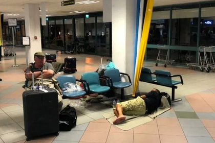 Авиакомпания заставила семьи с детьми ночевать на полу и разъярила пассажиров