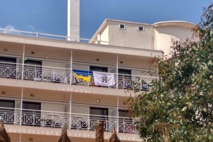 Украинцев выгнали из греческого отеля из-за флага
