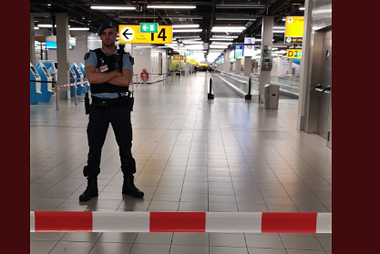 Чрезвычайную ситуацию в аэропорту Амстердама связали с захватом заложников