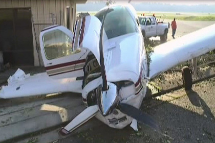 Самолет сбежал от хозяина, подрезал автомобиль и разбился о забор