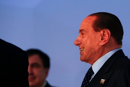 Берлускони упал дома и разбил губу