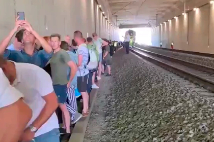 Сотни пассажиров поезда застряли в тоннеле в 40-градусную жару