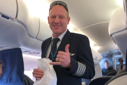 Сердобольный пилот задобрил пассажиров задержанного рейса гамбургерами