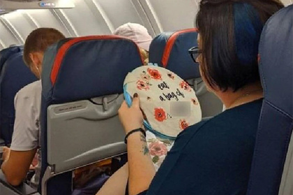 Пассажирка самолета скоротала полет за вышиванием матерных слов и прославилась